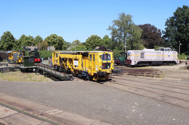 BAM Stopmachine met het fabrieksnummer 1214 en het UIC-nummer 99 84 942 8 702-7.